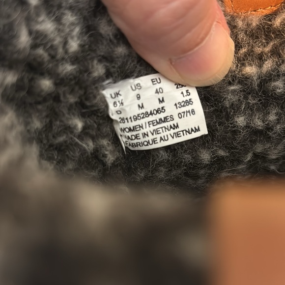 Clark’s Gor-Tex Black Winter Boots with Faux Fur Lining - Picture 6 of 6